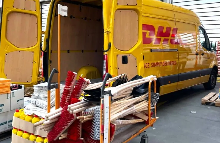 Dodávka DHL se zásobami