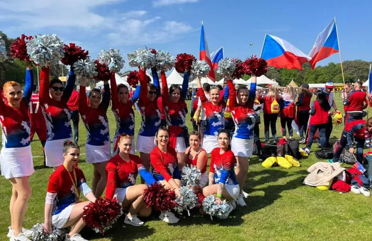 Skupina roztleskávaček a vlajky