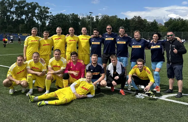 Fotbalový tým v dresu DHL