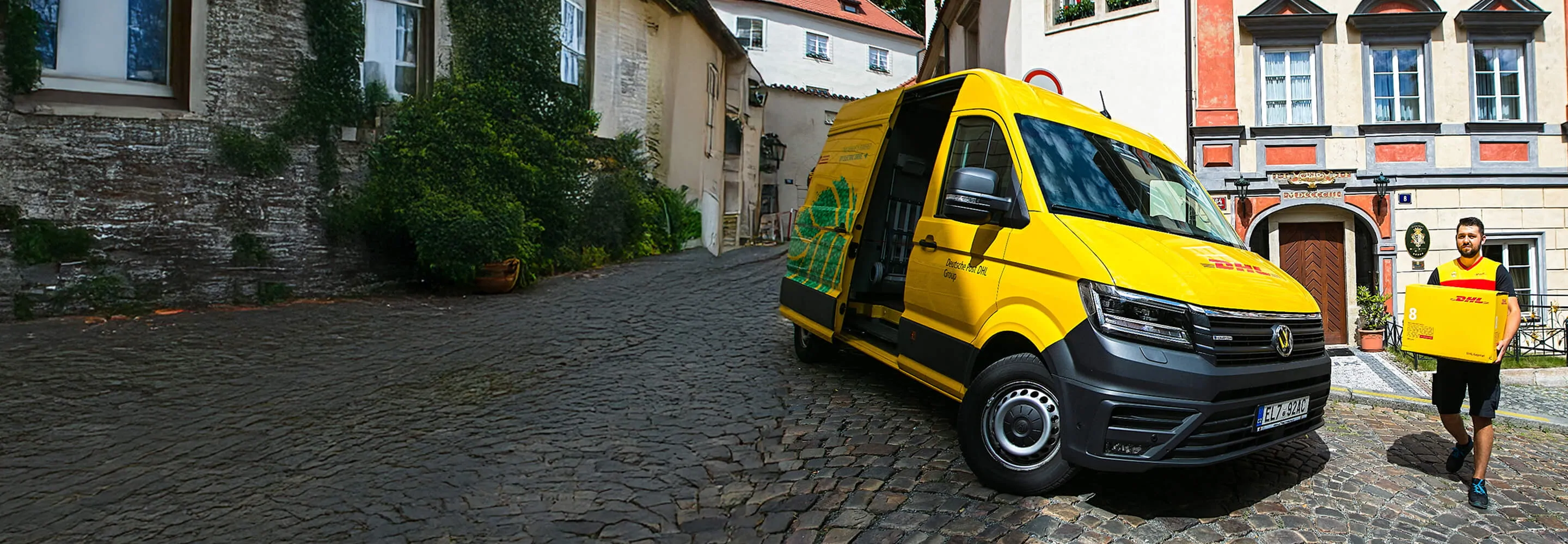 Doručovatel před domem